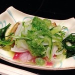 先付　:茄子、胡瓜、玉ねぎなどと丹後産鳥貝の酢の物