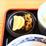 やぶ善 - 二種盛りが嬉しい、箸休めの"お漬物"。