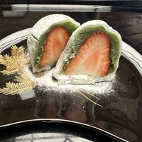 そば会席 立会川 吉田家 - 抹茶いちご大福　北海道の大福豆、京都の抹茶、静岡のいちご　抹茶餡といちごと求肥、手作りだからこそのいい塩梅のやさしい甘さで素晴らしい