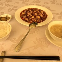 赤坂 四川飯店 - 麻婆豆腐はたっぷりよそられています。ご飯はおかわり可能