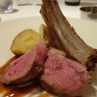 フィオッキ - 仔羊の藁包みロースト、ジャガイモの灰焼き添え
                
