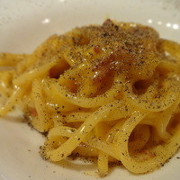 フィオッキ - Ｓｕｐａｇｈｅｔｔｉ　ａｌｌａ　ｃａｒｂｏｎａｌａ　"スパゲッティ"二宮さんのホロホロ鳥の卵での濃厚カルボナーラ