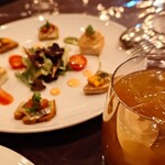 いわむら - マンゴーティーソーダ（手前）前菜三種盛り（奥）