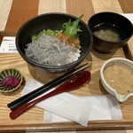 自然薯とろろ丼専門店 黒十ヤ - とろろに酢、さらに付け合わせの大根おろしにもポン酢。