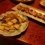 和料理いときん - かれいの唐揚げ、奥は鶏のころパリ焼き