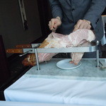 銀座 ハプスブルク・ファイルヒェン - ウィーン伝統の骨付き熟成ハム“ウィーナーバインシンケン”を目の前で切り分けます