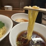 支那蕎麦 澤田 - 昆布水を纏った麺をつけ汁に浸けて
