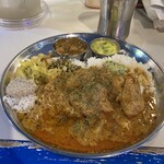 ムジャラ - 左側がバスティマライス、右側日本米