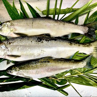 季節に応じた淡水琵琶湖の産物を取り扱っております