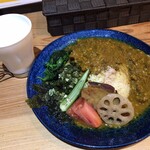 ジャパニーズ スパイス カリー ワッカ - 二月の限定「長岡生姜醬油スープの出汁キーマカレー」（1,500圓）
                                「ライス大盛」（300g、200圓）
                                「wacca特製ラッシー」（ランチセット價格300圓）。