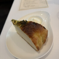 テストキッチンエイチ - 美味しいローズマリーフォカッチャ　サワークリームが添えられています