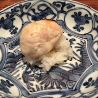 神楽坂 石かわ - 蒸し米にふく白子、間にコノワタが敷いてあります