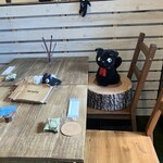 大須の森カフェ コダマ - 席にはジジお出迎え