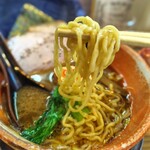 Atterimen Koji - レギュラーの中太ストレート麺からちぢれ麺に変更しました　変更は無料ですよ