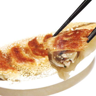 ＜当店名物！＞こだわりの手作り餃子＆焼売は必食です！