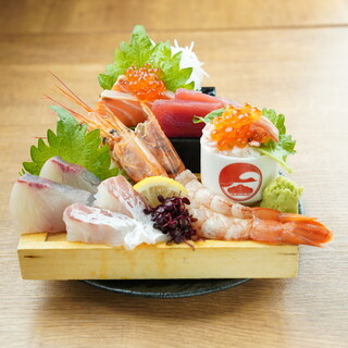 ツルマツといえば箱盛り！溢れんばかりの鮮魚を存分に堪能