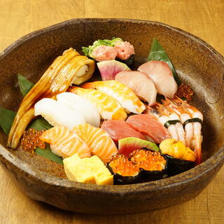 自慢の海鮮で握る寿司もオススメ。ご注文は1貫からOK◎