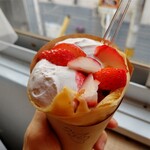 クレープ えんどう - 生クリームクレープに国産いちごとベリーソーストッピング