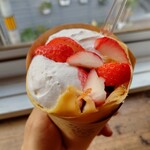 クレープ えんどう - 生クリームとベリーソースにいちご！