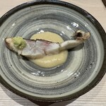 鮨 にし岡 - 東京湾朝〆（神経〆）の石鯛、アラでとった出汁と白味噌のソース