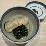 鮨 にし岡 - 岩手県広田湾産縮まない牡蠣、愛媛県産新ワカメ