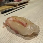 鮨 にし岡 - 真鯛、背の身腹の身を重ねて（愛媛