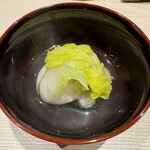 鮨 にし岡 - 神奈川県産神経〆のアンコウ、アンコウと海水でとったお出汁、わわさい（早づみの白菜）