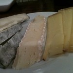 ラ シャンブル - チーズ盛り合わせ、青いところも混ぜてもらいます。美味。
