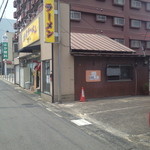 お店の駐車場では有りません。