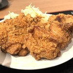 とりびより - 左がとりびよりチキン。右はノーマルザンギ。