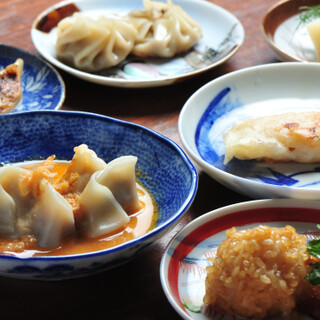 スパイスが効いた特製点心や、旬の食材を使った創作料理