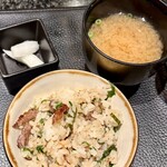 神楽坂 鉄板焼 向日葵 - ガーリックライス・お椀・香の物