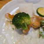 キッチン ブルー グローブ - ブロッコリーを添えて