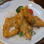 キッチン ブルー グローブ - 甘鯛フライのアップ