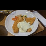 キッチン ブルー グローブ - １月の甘鯛フライ　アボガドとレモンと黒胡椒ソースは、ライムグリーン色