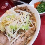 ラーメン二郎 - ラーメン半分＋青ネギショウガ半分崩