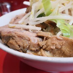 ラーメン二郎 - 豚の厚み