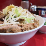 ラーメン二郎 - ラーメン半分＋青ネギショウガ半分崩