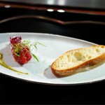 マグロのタルタル、バゲット付き