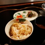 銀座うかい亭 - ガーリックライス、赤だし、漬物