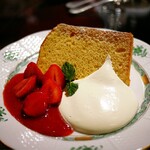 銀座うかい亭 - 妻のデザート選択: 苺のシフォンケーキ、うかい亭と言えば、コレ