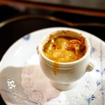銀座うかい亭 - オニオングラタンスープ: 玉ねぎの甘みが際立つ美味しいスープですが、チーズが食べ辛い感あり