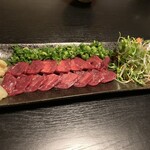 八百甚 - 馬刺しの赤身、馬の旨みを味わえる逸品