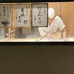 九つ井 - 店内で職人さんが蕎麦を打っています