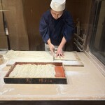 九つ井 - 店内で職人さんが蕎麦を作っています