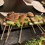 八百甚 - 串盛り合わせ、肉の鮮度が良く＆焼き加減が絶妙