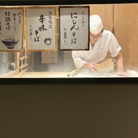 九つ井 玉川店 - 店内で職人さんが蕎麦を打っています