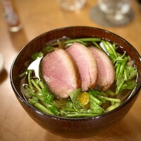 蕎麦おさめ - こんな完璧な鴨南蛮あります？(^^)
                    甘く味付けされた鴨と、永遠のパートナーのネギ。さらに、芹の苦味に柚子の香り。たまらぬ…
                    温そばには、比較的コシのあるせいろ蕎麦がいい。