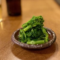 蕎麦おさめ - 春〜♪
                      来ましたね、菜の花のお浸し。
                      お出汁が優しくて美味しいから、菜の花の苦味がしっかり感じられます。
                      山菜しかり、春は苦さこそ美味しい季節です。