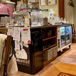 ラ ピッツェリア ノブ - 左手奥がピザ釜！右手がセルフのドリンクコーナー